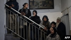 بستگان یک نوجوان فلسطینی که در یورش نیروهای اسرائیلی به اردوگاهی در کرانه باختری اشغالی کشته شد، ۸ فروردین
