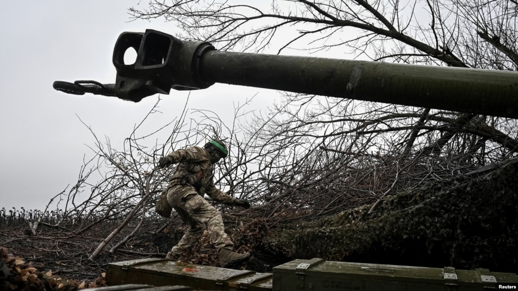 Спецпризначенець Нацполіції готується стріляти з гаубиці, поблизу Покровська, Донецька область, 20 листопада 2025 року