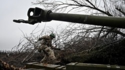 Спецпризначенець Нацполіції готується стріляти з гаубиці, поблизу Покровська, Донецька область, 20 листопада 2025 року