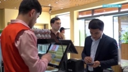 «Где здесь упрощение жизни?» Узбекистанцы недовольны переходом на безналичные расчеты 