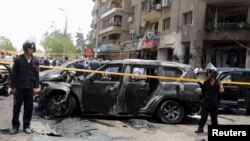 Взрывы в Каире просиходят часто. На снимке - EGYPT-Policemen secure the site of a car bomb attack on the convoy of Egyptian public prosecutor Hisham Barakat near his house at Heliopolis district in Cairo, Egypt, June 29, 2015.