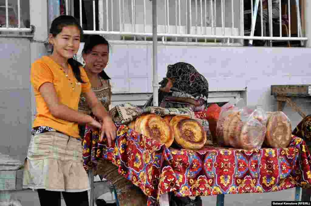 Ўзбек қизлари нон сотишмоқда