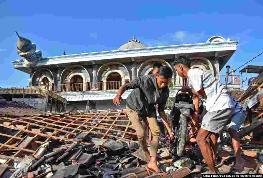 ده&zwnj;ها نفر در دومین&zwnj; زمین&zwnj;لرزه طی یک هفته در جزیره لومبوک اندونزی کشته شدند. انتقال گردشگران و شهروندان از مناطق آسیب&zwnj;دیده به سختی پیش می&zwnj;رود. Antara Foto/Ahmad Subaidi