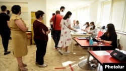 Armenia - Voters at a polling station in Yerevan, June 20, 2021.