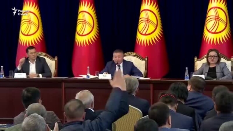 Президенти Қирғизистон Сооронбой Ҷеенбеков ба истеъфо рафт