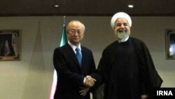 Yukia Amano në takim me presidentin e Iranit, Hasan Rohani. 