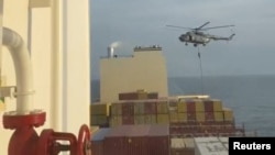 Imagini video publicate online arată un oficial, coborând din elicopter pe nava cargo MSC Aries, sechestrată de forțele iraniene în Strâmtoarea Ormuz, pe 13 aprilie 2024