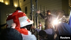 საილუსტრაციო ფოტო: 4 ოქტომბრის აქციის მონაწილეები თბილისში, პრეზიდენტის ადმინისტრაციის შენობასთან