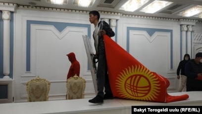 Демонстранты взяли «Белый дом»