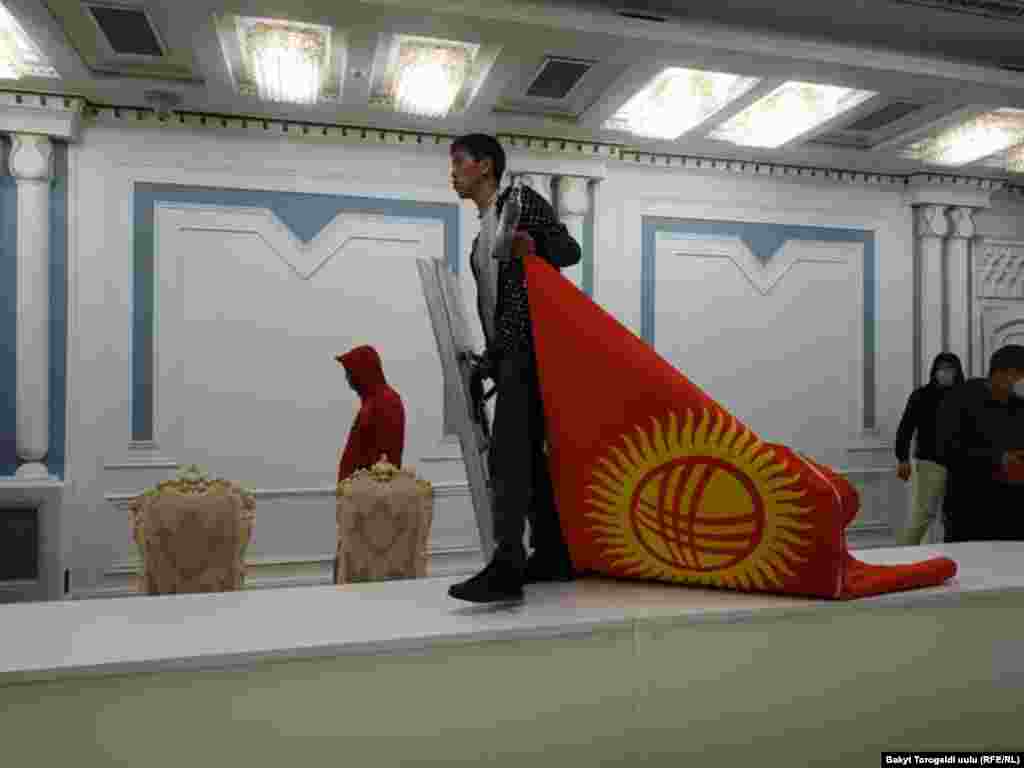 Протестувальник з державним прапором Киргизстану в руці
