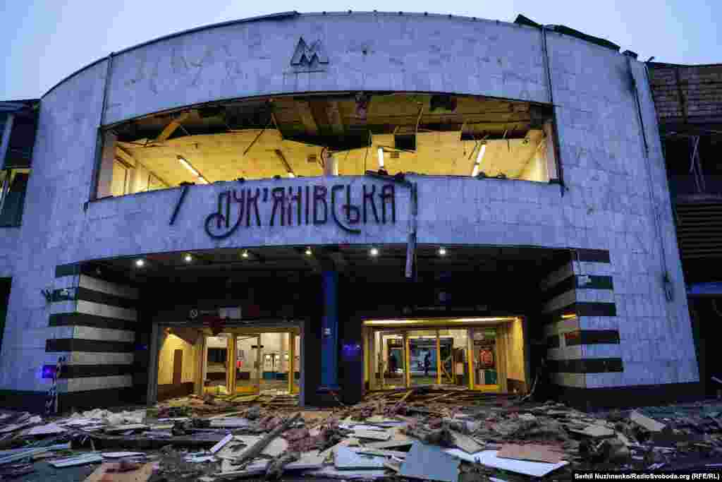 Пошкоджений російським обстрілом вестибюль станції метро &laquo;Лук&#39;янівська&raquo;. Київ, 18 січня 2025 року