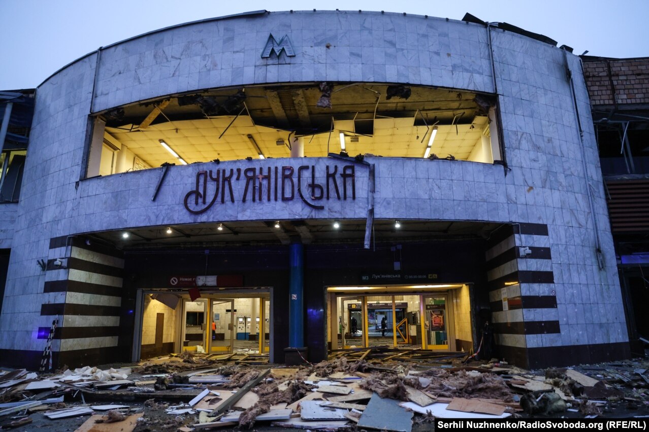 Lối vào ga tàu điện ngầm Lukyanivska của Kyiv bị hư hại do cuộc tấn công của Nga vào ngày 18 tháng 1 năm 2025.