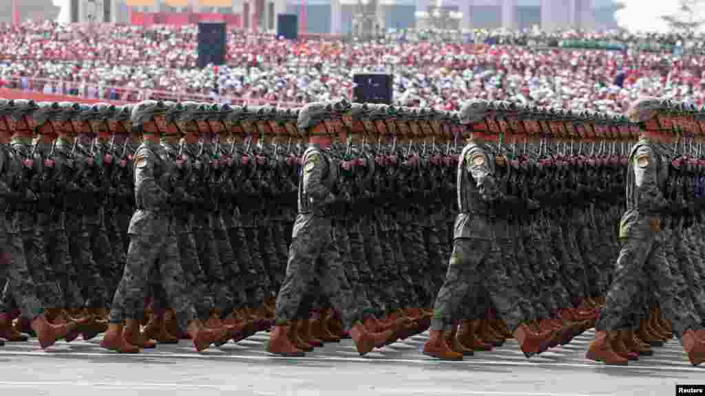 Azt gondolhatnánk, hogy akkor katonákra már nincs is szükség, de a felvonulás megmutatta, hogy a gyalogság még nem a múlté: a high-tech felszerelések oszlopát rendre precíz sorokban vonuló, a legmodernebb karabélyokkal felszerelt egységek szakították meg