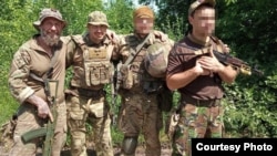 Дмитро Гержан – крайній зліва, поруч із ним Олександр Колодяжний, загиблий під час операції із виведення Цемаха