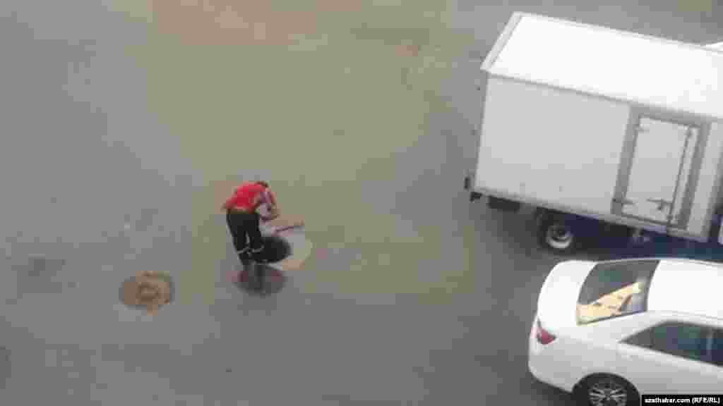 Aşgabat. Lagym näsalygyny düzedýän işçi. Noýabr, 2020.