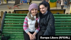 Ana-Maria împreună cu mama sa, Olga Tumuruc, vorbind despre plăcerea cititului