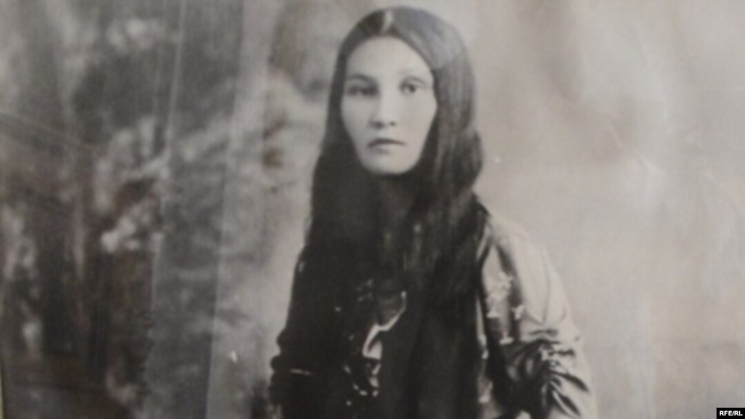 Топтық порно: есектерді жалайтын жастар