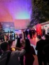 George Simion (AUR) transmite mesajul victoriei în primul tur al alegerilor prezidențiale, de la un birou având în fundal o bibliotecă cu icoane. Nu a venit în fața jurnaliștilor și a colegilor. Cuvintele sale au fost înregistrate și difuzate la ora exit-poll-urilor. 
