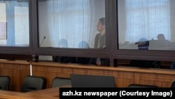 Төрт адамды өлтірген деген айып тағылған Сұлтан Сәрсемәлиев сот залында тұр. "Ақ Жайық" газетінің фотосы.