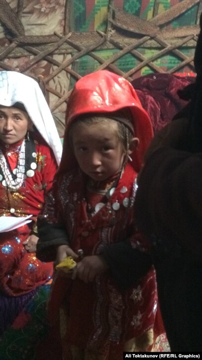 Шашты киски және үлкен сиськи бар әже немересіне қарап тұр