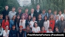 Ольга Сухова (во втором ряду крайняя справа) на школьном фото, которое предоставил Руслан