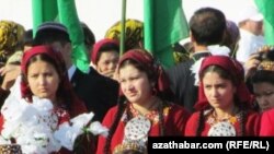 Kellesi ýaglykly türkmen gyzlary