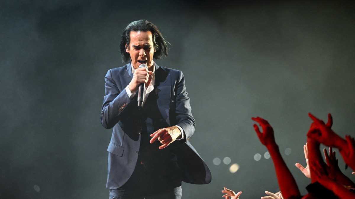 Той пее за любов и за смърт, за търсенето на