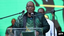 Бывший президент ЮАР и лидер вновь созданной партии uMkhonto weSizwe (МК) Джейкоб Зума обращается к сторонникам на митинге в Соуэто 18 мая 2024 года