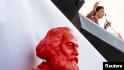 Sahra Wagenknecht și statuia lui Karl Marx (imagine de arhivă)