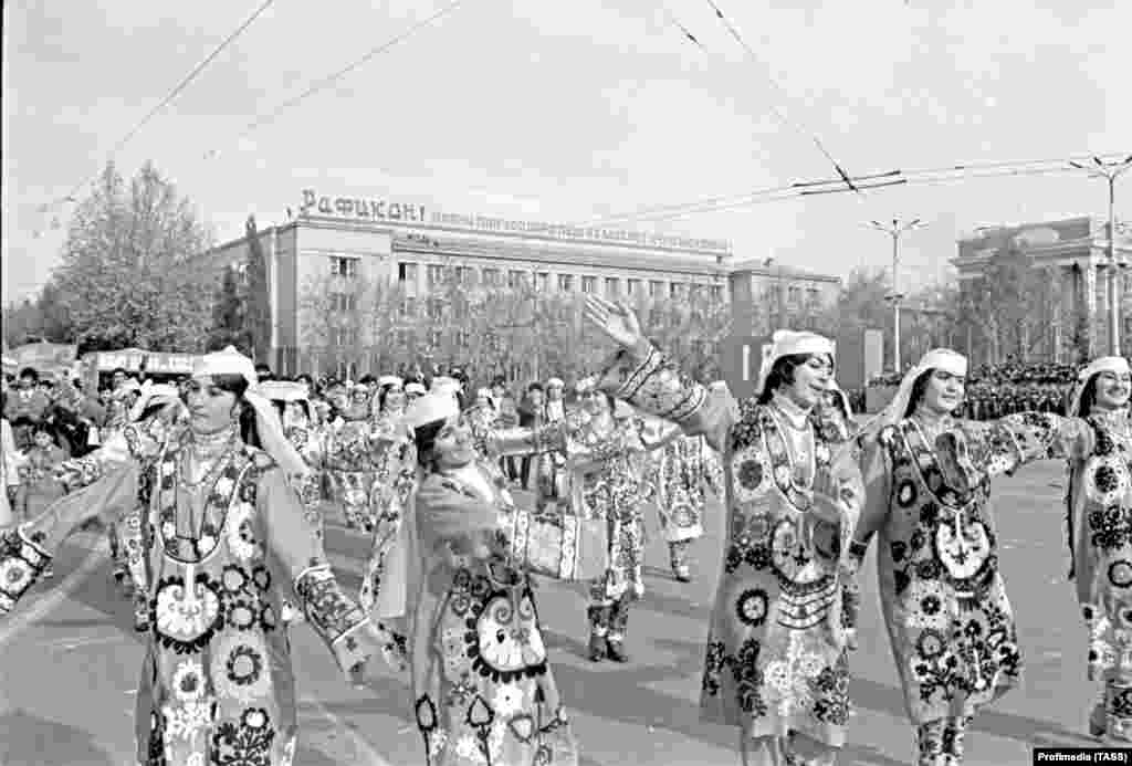 A low-slung official building in the center of Dushanbe seen during a Soviet-era parade. Today, Tajikistan’s parliament building, which was inaugurated in 2024 as a “gift” from Beijing, stands on the site.