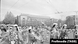 A low-slung official building in the center of Dushanbe seen during a Soviet-era parade. Today, Tajikistan’s parliament building, which was inaugurated in 2024 as a “gift” from Beijing, stands on the site.<br><br><br>