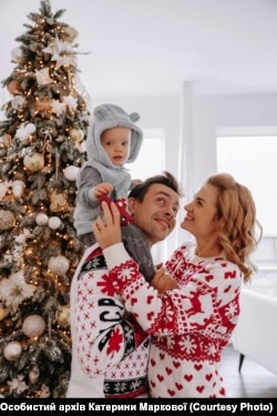 Катерина Маркова з чоловіком Тарасом та сином Маркіяном під час зимових свят у 2021 року, напередодні повномасштабного вторгнення. Фото з особистого архіву Катерини Маркової