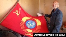 Советский флаг помог Анатолию Мешкову завоевать симпатии дальнобойщиков на трассе
