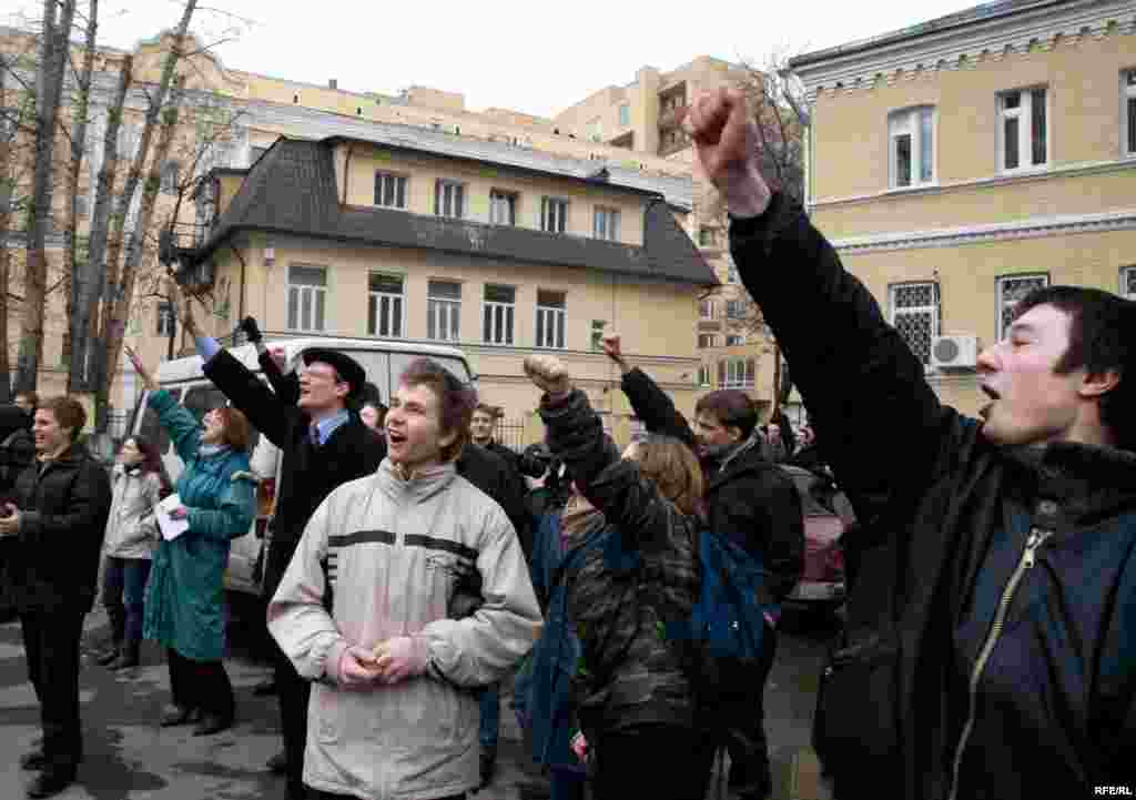 Нацболы внизу поддержали их протест