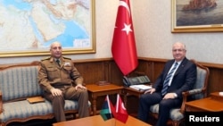 Генерал аль-Хаддад (слева) с главой Минобороны Турции в Анкаре 23 декабря
