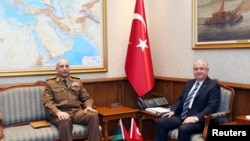 Генерал әл-Хаддад (сол жақта) Түркия қорғаныс министрімен бірге. Анкара 23 желтоқсан 2025 жыл. 
