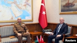 ლიბიის გენერალური შტაბის უფროს მოჰამედ ალ-ჰადადის(მარცხნივ) 23 დეკემბერს ანკარაში ოფიციალური შეხვედრები ჰქონდა თურქეთის თავდაცვის მინისტრ იაშარ გიულერთან და სხვა მაღალჩინოსნებთან
