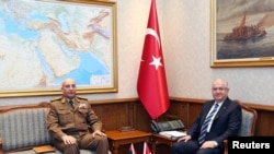 Генерал аль-Хаддад (слева) с главой Минобороны Турции в Анкаре 23 декабря
