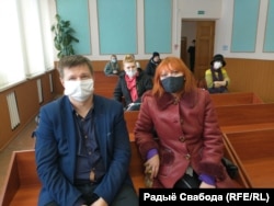 Маці абвінавачанага Яўгена Каханоўскага Алеся і ягоны адвакат Сяргей Красноў падчас суду.