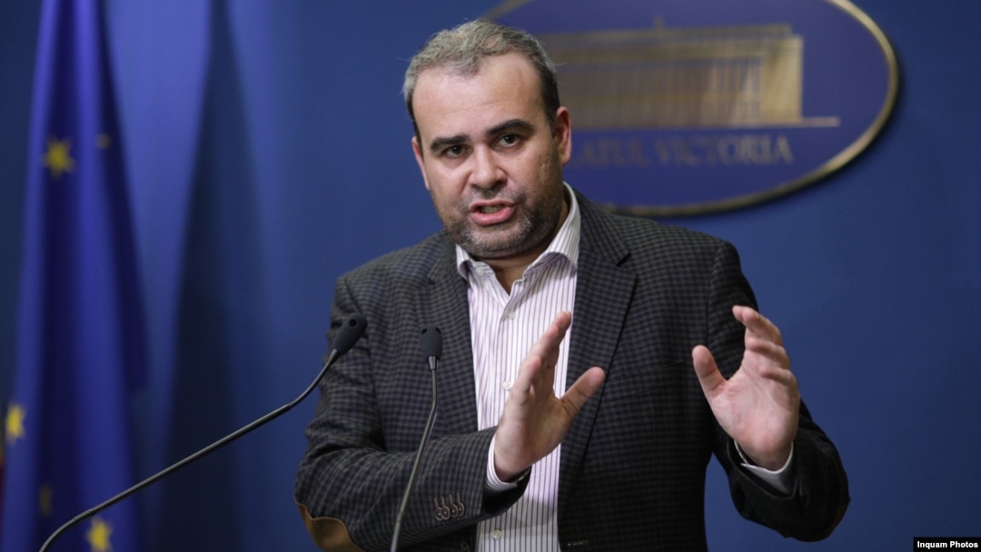 Darius Vâlcov, fost ministru de Finanțe, condamnat pentru luare de mită, s-a predat în Napoli.
