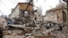 Salvatorii intervin la o clădire afectată de atacurile rusești cu rachete asupra Kievului. 25 martie 2025