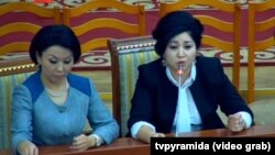 Коомдук телеканалдын Байкоочу кеңешинин мүчөсүнө талапкерлер Чынара Капарова жана Атыркүл Сарыбаева. 