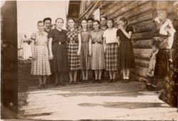 Ольга (у центрі) з подругами біля бараку. Кінець 1950-х років
