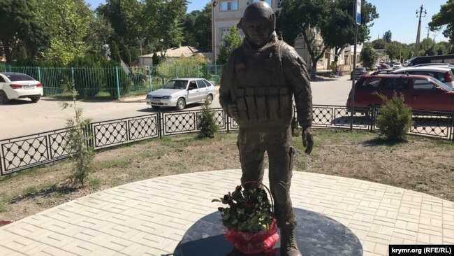 Памятник «вежливому человеку» в Белогорске