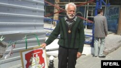 Барыс Хамайда на сваім заўсёдным месцы — ля «сіняга» дому ў&nbsp;цэнтры Віцебску<strong>Ён&nbsp;спаслаўся на&nbsp;кіраўніка Цэнтрабанку Расеі, які падчас дакладу расейскаму прэзыдэнту </strong><a href="http://www.svaboda.org/search/?k="Дзьмітрыю Мядз