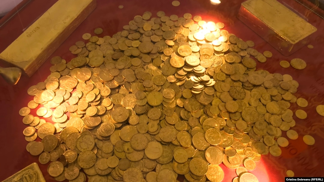 Cele patru lingouri și colecția de monede cântăresc 53 de kilograme și valorează 2 milioane de euro 