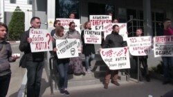 Акція «Судді чи кати». Пацієнти з ВІЛ мітингували під Київським судом (відео)