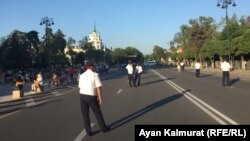 Пулиси қазоқ дар яке аз кӯчаҳои Остона. Акс аз бойгонӣ