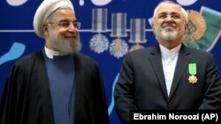 حسن روحانی رئیس جمهور ایران "چپ" و محمد جواد ظریف وزیر پیشین خارجه ایران "راست"