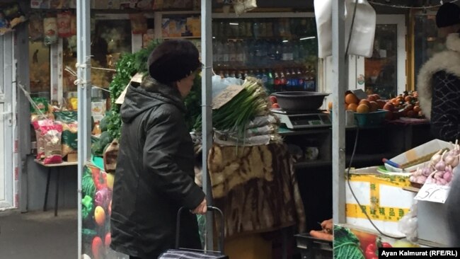 Пенсионерка Мигинур Кударбекова на рынке. Алматы, 11 декабря 2018 года.